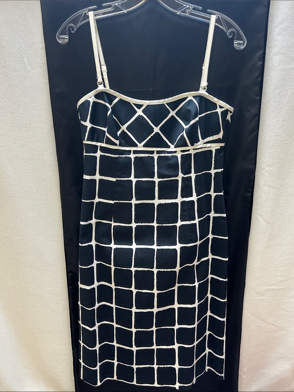 TRINA TURK GEOMETRIC SHEATH DRESS SIZE 6 BLACK WHITE PRISTINE